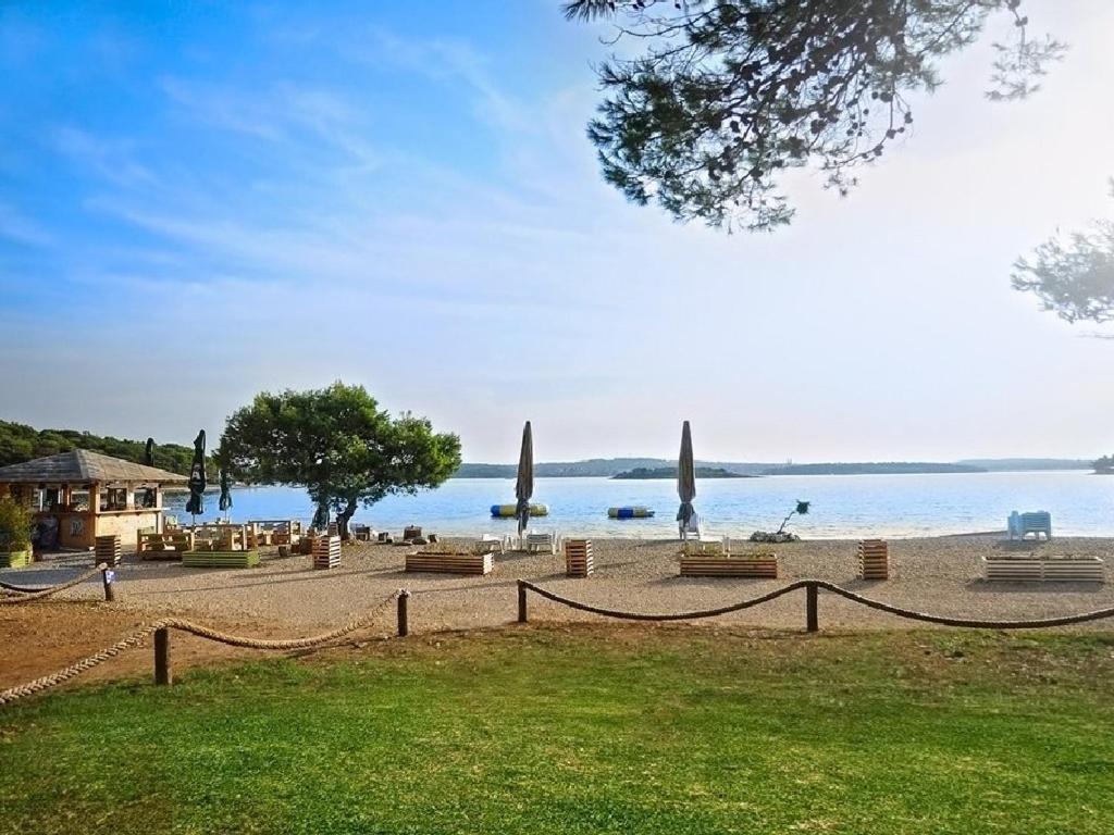 Beach House Ive With Jacuzzi, Pool, Playground And Bbq In An Olive Grove With A Beach, Pomer - Istria 외부 사진